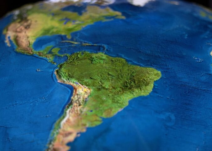Cartografia no gerenciamento de desastres naturais com mapas digitais, SIG e monitoramento de áreas de risco.