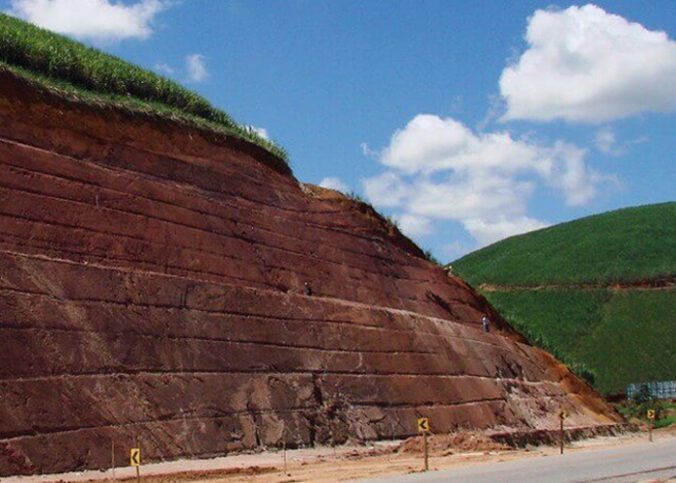 O comportamento geotécnico de taludes e pilhas na operação