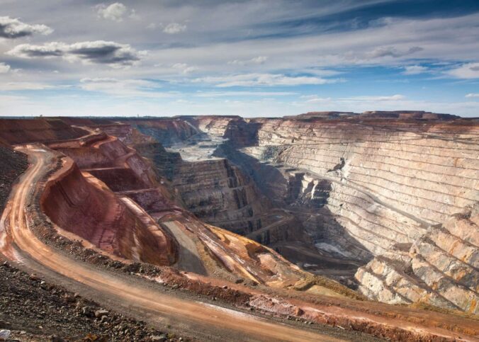 Como o radar da CHC Navigation revoluciona a detecção precoce de instabilidades em taludes O radar interferométrico terrestre da CHC Navigation tem transformado o monitoramento geotécnico ao permitir a detecção precoce de instabilidades em taludes com alta precisão. A aplicação da tecnologia GB-SAR (Ground-Based Synthetic Aperture Radar) possibilita identificar deslocamentos milimétricos em taludes, encostas e estruturas de contenção, mesmo a longas distâncias. Diferentemente de métodos pontuais, o radar monitora toda a face do talude, gerando mapas contínuos de deformação em tempo quase real. Monitoramento contínuo e detecção de microdeslocamentos Um dos principais diferenciais do radar interferométrico terrestre da CHC Navigation é sua capacidade de detectar padrões de aceleração progressiva — considerados um dos principais indicadores de ruptura iminente. Com medições contínuas, é possível observar microdeslocamentos antes que se tornem visíveis a olho nu, permitindo a adoção de ações preventivas, como: Reconfiguração de sistemas de drenagem; Alteração do plano de lavra; Evacuação preventiva de áreas de risco. Esse monitoramento contínuo amplia a previsibilidade dos eventos geotécnicos e reduz significativamente a exposição a riscos operacionais. Alertas automáticos e gestão de risco baseada em dados Os sistemas da CHC Navigation oferecem alertas automáticos configuráveis por limiares de deslocamento ou velocidade. Essa funcionalidade integra a segurança operacional à rotina produtiva, permitindo respostas rápidas e fundamentadas em dados objetivos. O uso do radar interferométrico terrestre contribui para uma gestão de risco mais proativa, baseada em: Dados rastreáveis; Séries históricas de deformação; Tendências de movimentação; Análises preditivas. Dessa forma, as decisões deixam de ser reativas e passam a ser estratégicas, com base em informações técnicas consolidadas. Operação em condições climáticas adversas Outro aspecto relevante do radar da CHC Navigation é sua capacidade de operação em condições climáticas adversas, como chuva, neblina ou baixa luminosidade, mantendo a confiabilidade das medições. Essa característica garante continuidade no monitoramento justamente em períodos críticos, quando o risco geotécnico tende a aumentar. Assim, o sistema não apenas detecta instabilidades, mas fortalece a construção de uma cultura de prevenção, sustentada por dados históricos, análise de tendências e acompanhamento contínuo da estabilidade dos taludes.